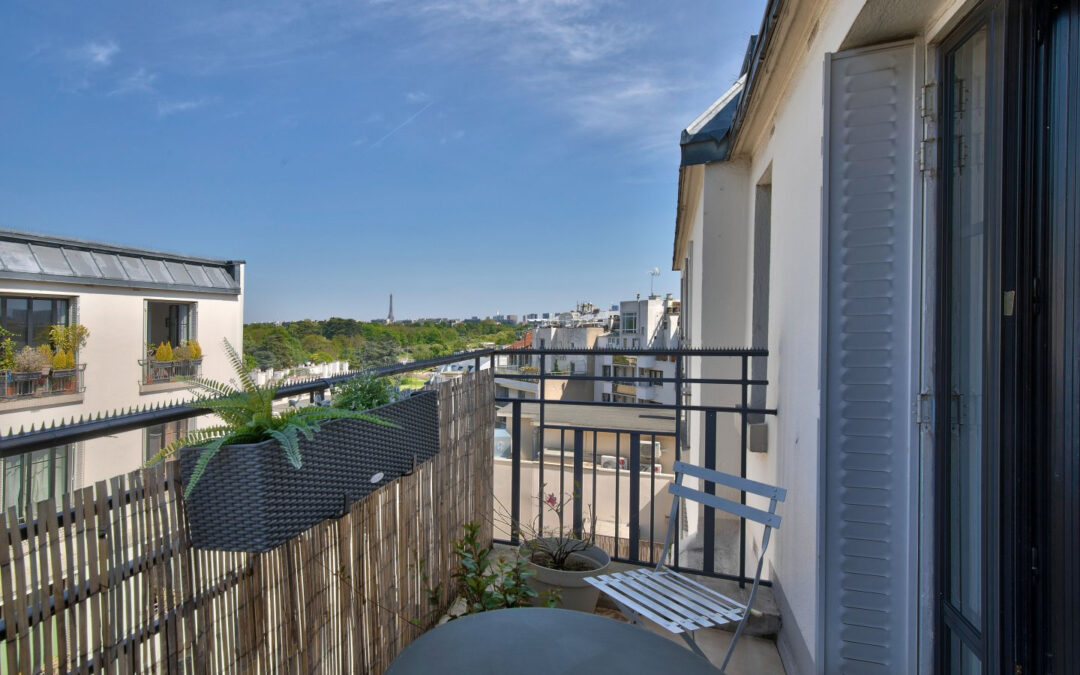 APPARTEMENT DERNIER ETAGE – VUE TOUR EIFFEL – 4 PIECES -107 m²