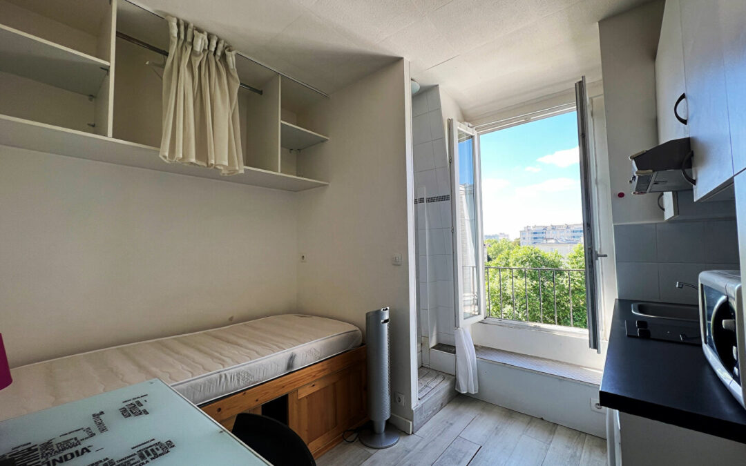 PARIS 15 – CHAMBRE  9 m2 – REFAIT A NEUF