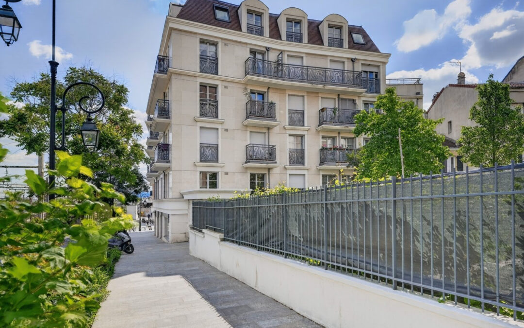 CLAMART GARE APPARTEMENT  2 PIECES  DERNIER ETAGE ASCENSEUR PARKING